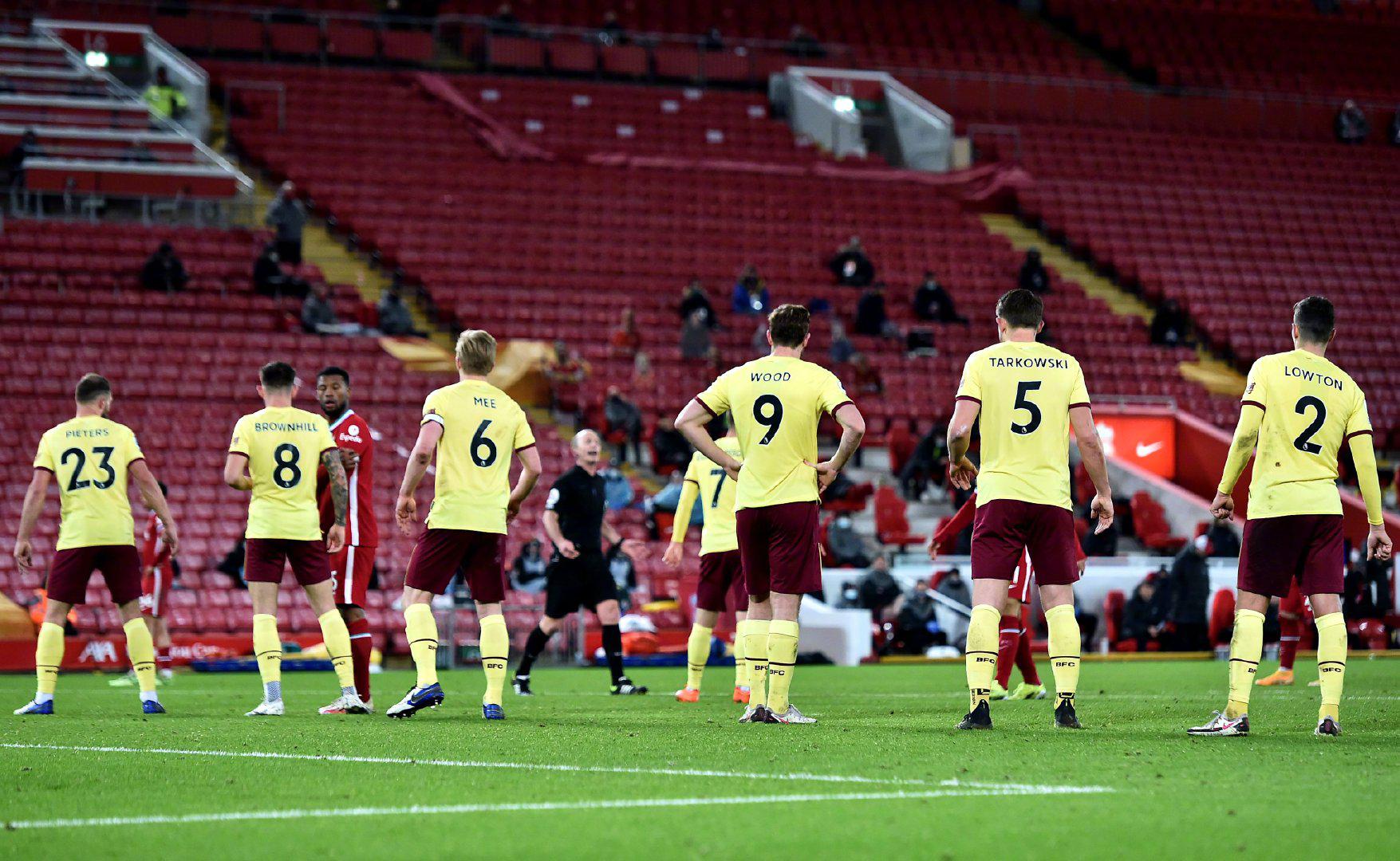 边后卫内收 边后卫内收